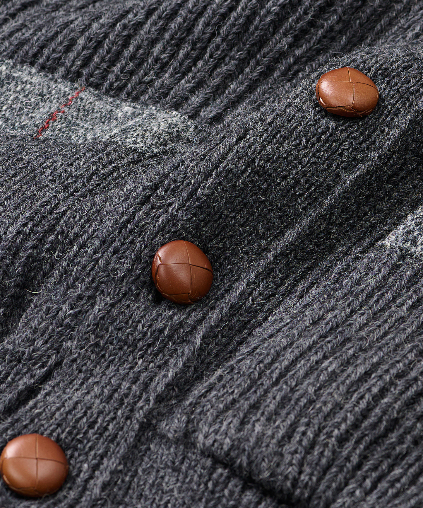 
                  
                    Brittisk Ullkofta i 100% Ull med Harris Tweed
                  
                