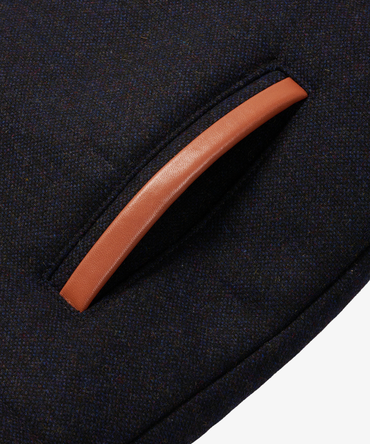 
                  
                    Värmande Tweedväst för Herr i Marinblå med Läderdetaljer
                  
                