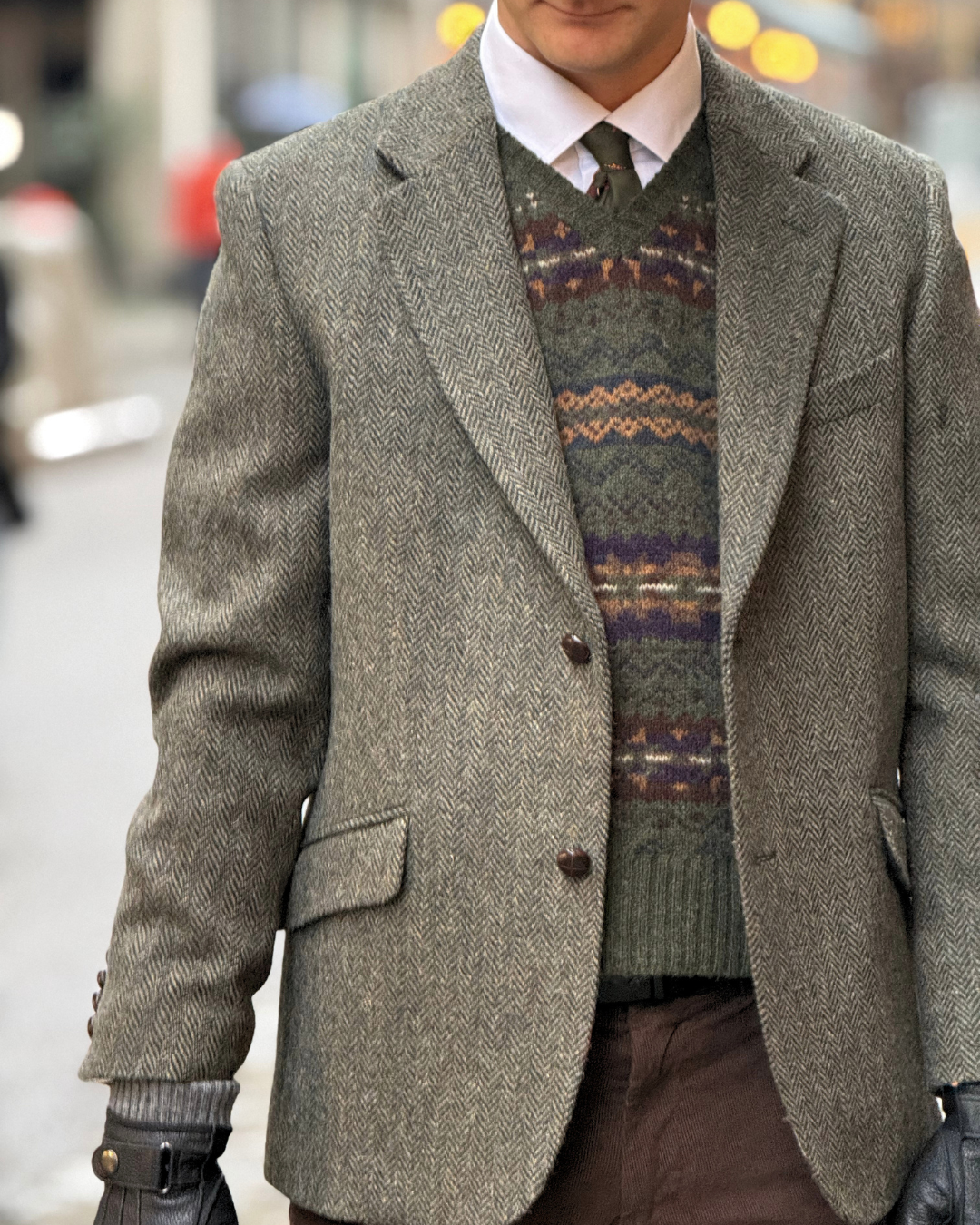 Grön Harris Tweed-kavaj i fiskbensmönster för herr med Fair Isle-slipover, skjorta och slips – Celtia Stockholm